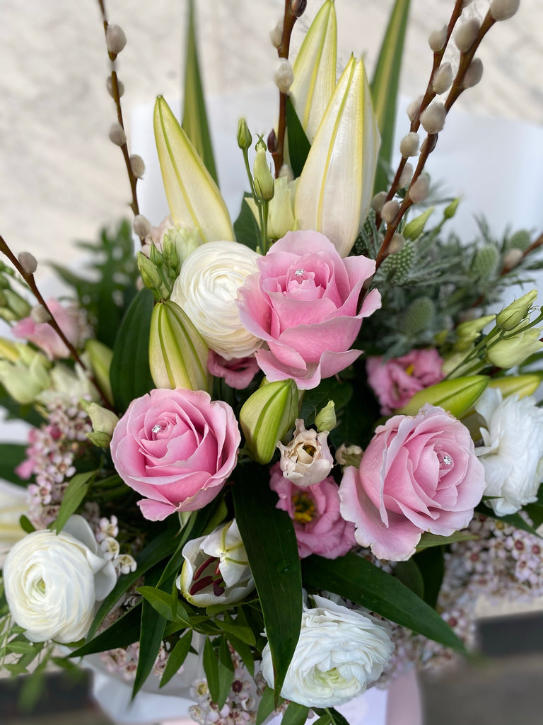 pink roses and lillies luxury bouquet